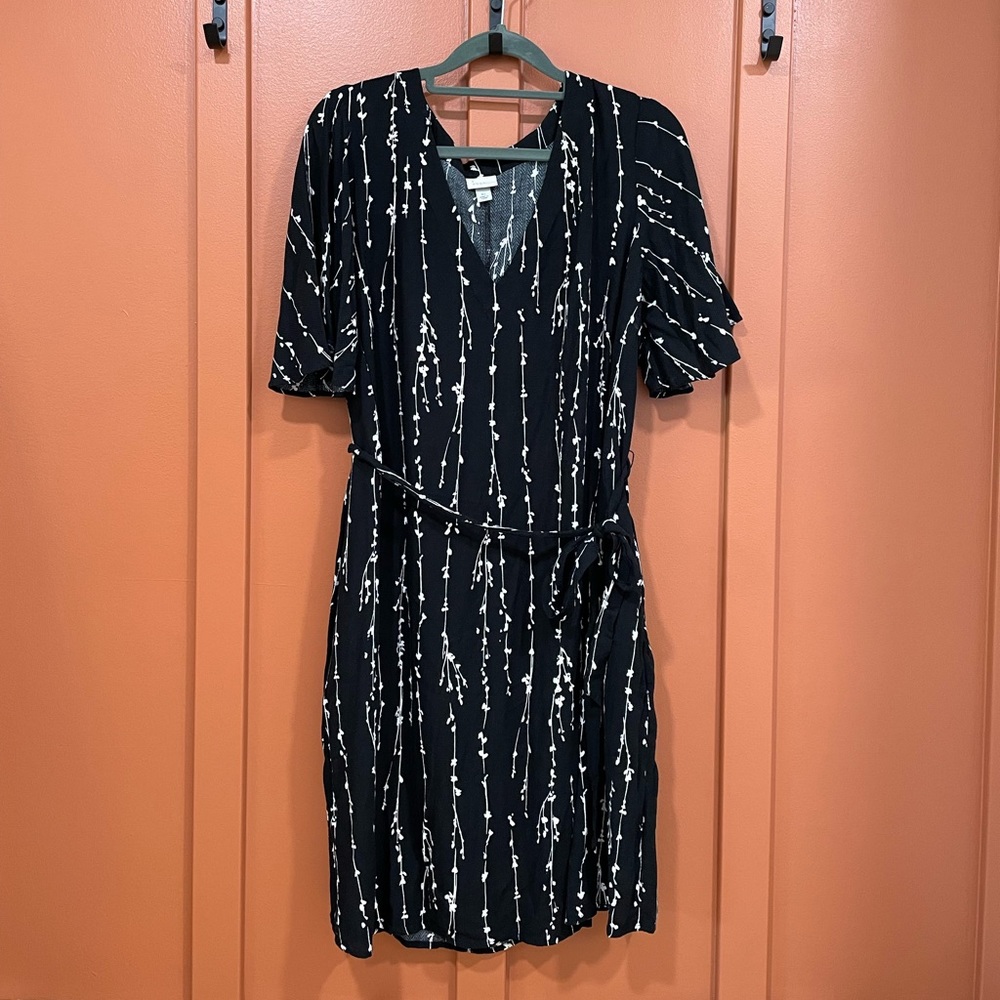 Black and white dress with waist tie